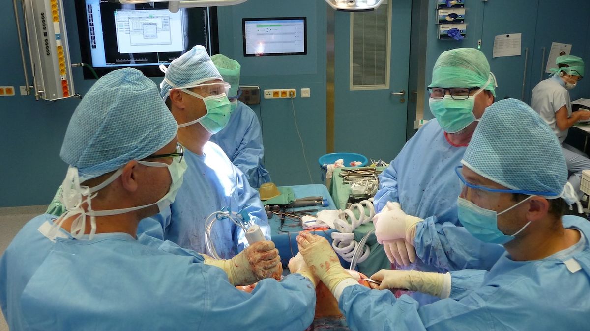 Lékaři v Brně vyměnili při unikátní operaci zároveň oba kolenní klouby